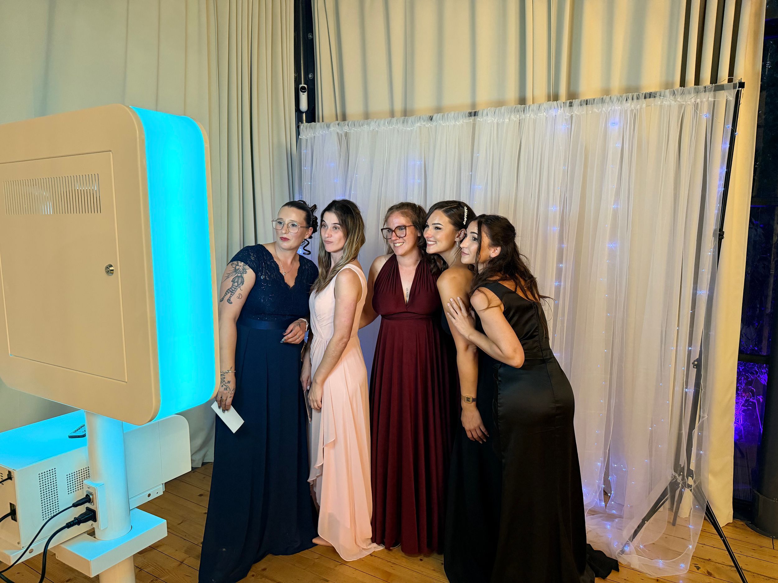 Invitées utilisant un photobooth pendant une réception de mariage.