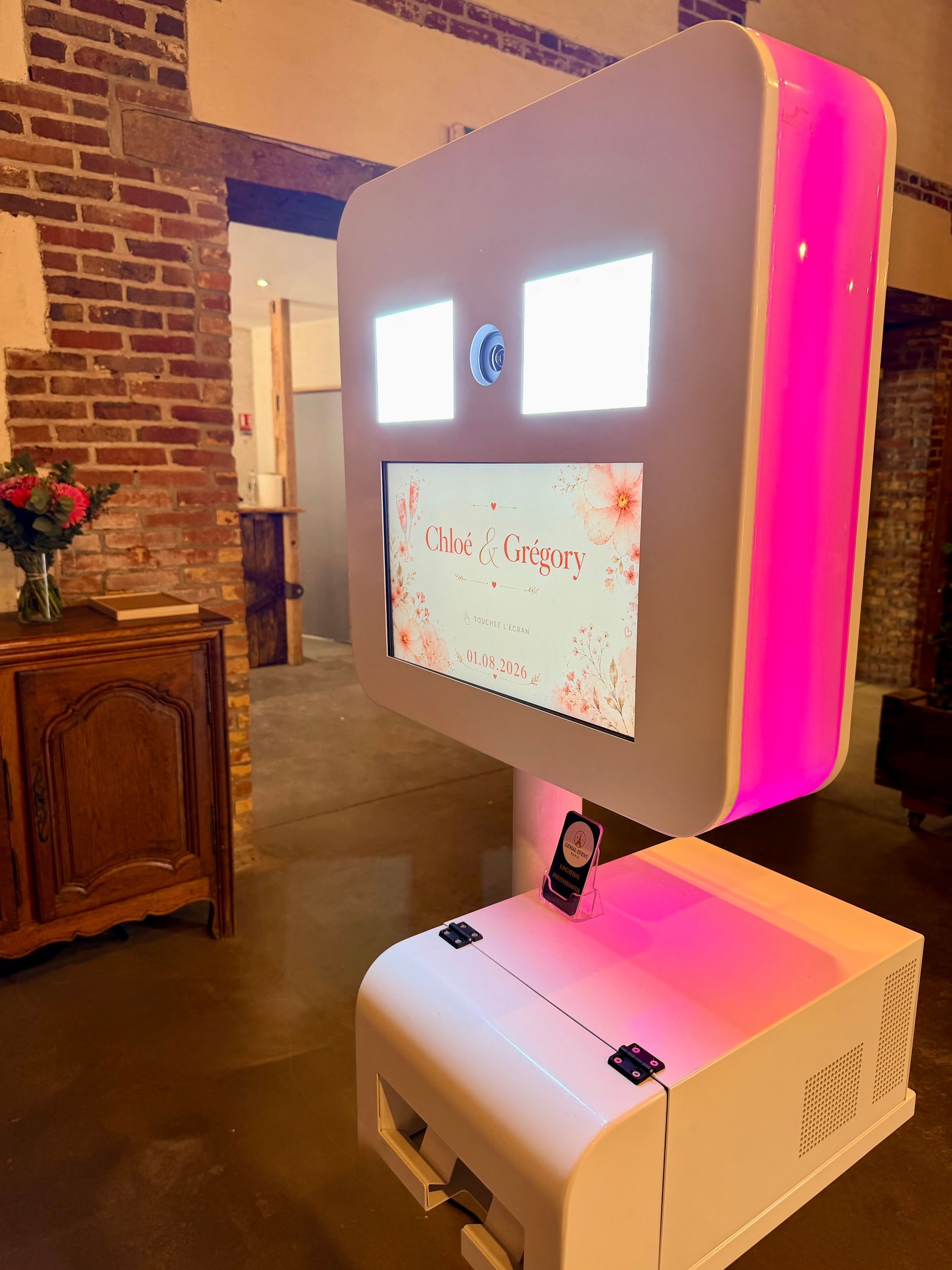 Photobooth de mariage avec écran d'acceuil personnalisé et imprimante photo.